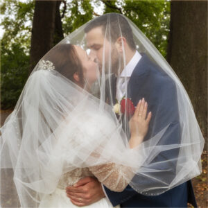 2025 Stephanie en Jorrit huwelijk-6265 4knt tule kus warme gloed